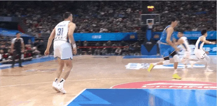 华体会官网-周琦制霸禁区张开长臂,上演单臂暴扣势大力沉